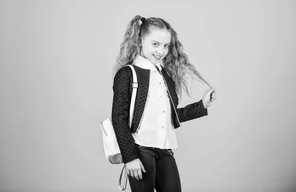 Populaire nuttig modeaccessoire. Schoolmeisje met kleine lederen rugzak. Draagtas comfortabel. Stijlvolle mini rugzak. Leer hoe fit rugzak correct. Meisje weinig modieuze cutie voeren rugzak — Stockfoto