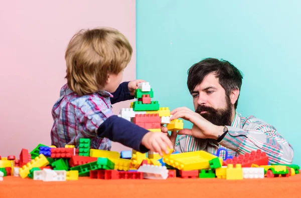 Bonos familiares. feliz ocio familiar. Un niño pequeño con papá jugando juntos. padre e hijo juegan. desarrollo infantil. edificio de la casa con constructor colorido. Ambiente hogareño. casa es lo mejor —  Fotos de Stock