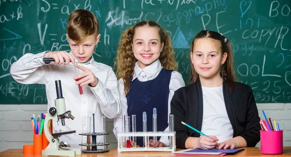 탐험은 매우 흥미롭습니다. 화학 반응은 물질 이 새로운 물질 로변할 때일어난다. Pupils 는 학교에서 화학을 공부 합니다. 화학 물질은 다른 물질에 용해 됩니다. 아이들은 화학 실험을 좋아한다 — 스톡 사진