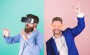 Gerçek eğlence ve sanal alternatif. Vr gözlük ve çok plastik aksesuar sakallı adam. Adam etkileşim içinde sanal gerçeklik. Sanal gerçeklik keşfetmek hippi. İş uygulamak modern teknoloji