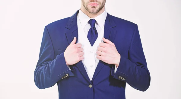 Detalles elegantes aspecto empresarial. Código de vestimenta de estilo empresarial. Manos masculinas ajustando el traje de negocios de cerca. Confiando en su estilo. La gente de negocios elige ropa formal. Cada detalle importa —  Fotos de Stock