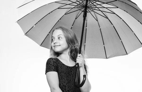 Щасливе дитинство. Шкільний час. Щаслива дівчинка з парасолькою. Осінній стиль. Дитина. Маленька дівчинка з парасолькою в дощову погоду. Відчуваю себе захищеним в цей осінній день. Осінні пригоди — стокове фото