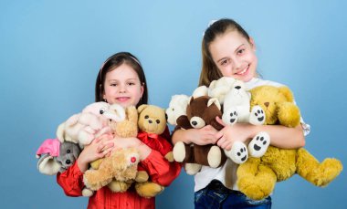 Çocuk Bakımı. Sisters en iyi arkadaşlar oynar. Tatlı çocukluk. Çocukluk konsepti. Yumuşaklık ve hassaslık. Çamaşır yumuşatıcı. Aşk ve dostluk. Çocuklar güzel sevimli kızlar yumuşak oyuncaklar oynamak. Mutlu çocukluk
