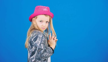 Hippi kız olmak. Sevimli küçük hippi. Hippi tarzı giyim ve Aksesuar giyen küçük çocuk. Sevimli küçük hippi moda bakışla, kopya alanı