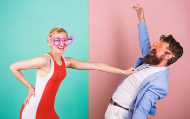 İki aşık. İlişkiler. Mutlu erkek ve kadın dostluğunu. Kalça