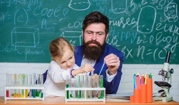 Fascinerande kemi lektion. Man skäggiga lärare och elev med provrör i klassrummet. Privatlektion. Skolan kemi experiment. Förklara kemi för Kid. Hur intresserar barn studie — Stockfoto