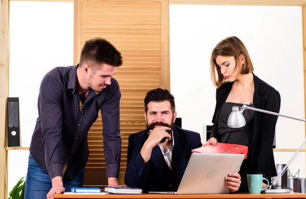 Equipo de gestión de proyectos. Equipo de negocios trabajando y comunicándose juntos en el escritorio de la oficina. Equipo profesional en el trabajo. Grupo de personas haciendo una gran discusión de negocios durante la reunión de equipo — Foto de Stock