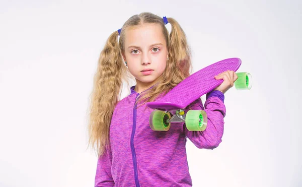 Petite fille relaxante après le patinage. Portrait de petite fille avec skate-board violet. Enfant hippie avec panneau de penny isolé sur blanc. Activité sportive. S'amuser avec le skateboard. J'ai une planche de penny. — Photo