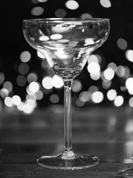 What to drink on christmas party. Alcohol cocktail for winter party. Cocktail ideas concept. Easy recipes for winter alcoholic cocktail drinks. Cocktail glass on defocused garland colorful lights — Stock Photo, Image