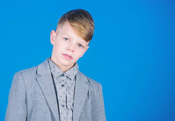 Un gamin branché. Adorable modèle de mode. Petit garçon à la mode avec un regard sérieux. Enfant garçon mignon dans le style de la mode. Enfant d'âge préscolaire ou écolier à la mode. Petit garçon sur fond bleu, espace de copie — Photo