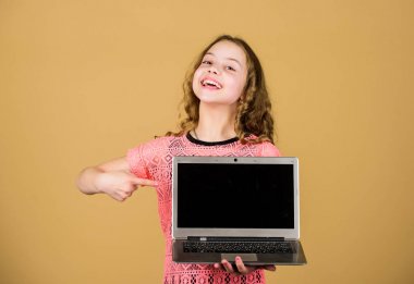 Kendi blogunu geliştirin. Kişisel blog. Sosyal ağlar ve blog. Bilgi kaynağı. Bloglama kavramı. Dizüstü bilgisayarı olan bir kız. Pc kullanarak küçük çocuk. Dijital teknoloji. Hayat online. Sörf internet
