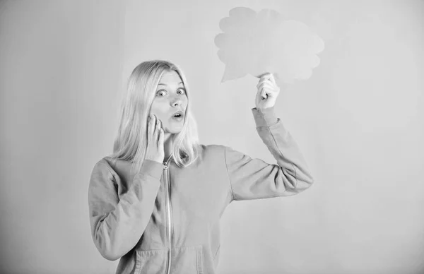 Ideas y pensamientos copian el espacio. Chica linda rubia con burbuja del habla. Pensé en una mujer adorable inspirada. Idea e inspiración. Lo que tiene en mente. Piénsalo. Una idea fresca. Concepto de idea y creatividad — Foto de Stock