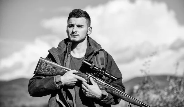 Equipo de caza y medidas de seguridad. Hombre con equipo de caza de rifles fondo de la naturaleza. Asegúrate de estar en buenas condiciones. Prepárense para cazar. Lo que debe tener mientras caza entorno natural —  Fotos de Stock