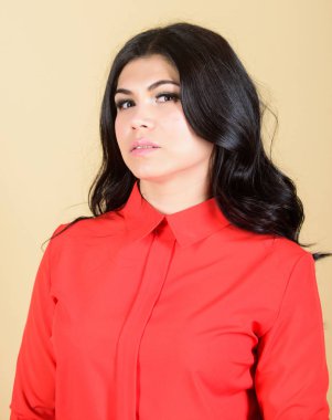 Hırslı ve güzel. moda ve güzellik. makyaj ve kozmetik. kadının cilt bakımı. seksi ve şık olmak. uzun kıvırcık saçlı kadın. Esmer saçlı güzel bir kadın. Kişisel stilini takip etmek