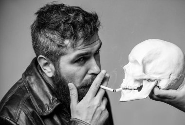 Zararlı alışkanlıklar. Sigara zararlı olduğunu. Tütün sigara içmeyi alışkanlık vücudunuza zarar getir. Sigara sağlık zarar ve ölüm. Nikotin sağlık yok. Adam duman sigara insan kafatası sembolü ölüm yakın