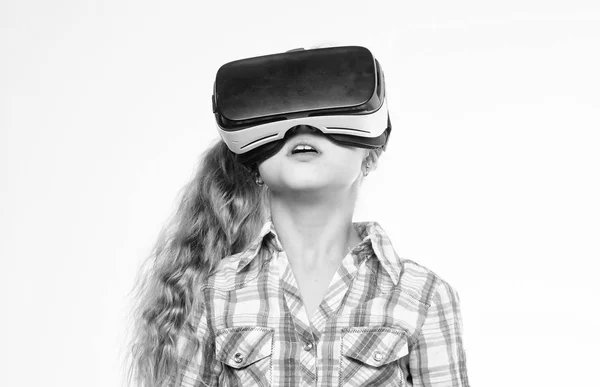 Mädchen niedliches Kind mit Kopf montiert Display auf weißem Hintergrund. virtuelle Bildung für Schüler. Virtuelle Erfahrungen sammeln. Virtual Reality Konzept. Kleine Kinder nutzen moderne Technologie Virtual Reality — Stockfoto