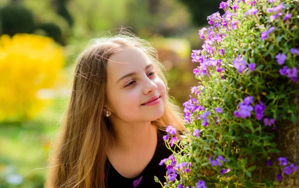 Charakter letni. Naturalne piękno. Szczęście z dzieciństwa. mała dziewczynka zapach kwitnących kwiatów. Urlop wiosenny. Dzień kobiet. szczęśliwy dziecko z krzewu kwitnąć. Zapamiętaj tę chwilę — Zdjęcie stockowe