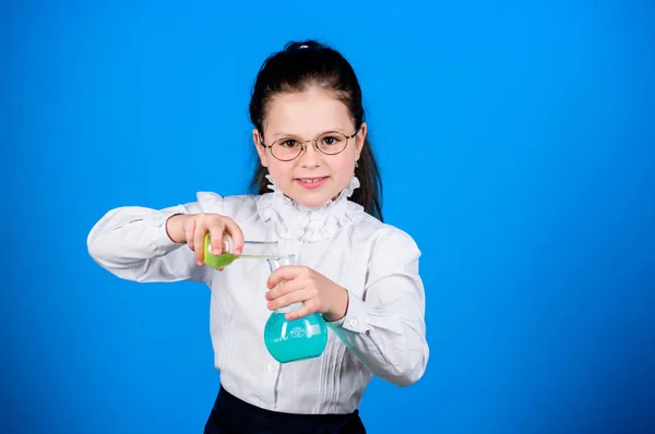 Experimentera lite. Liten Kid studie. Utbildningskoncept. Grundläggande kunskaper. Kunskaps dag. Allvar med att studera. Skolflicka med kemiska vätskor. Barndom och uppfostran. Kunskap och information — Stockfoto