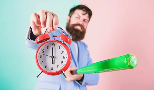 Destruir o apagar. Traje de hombre con reloj y bate de béisbol en las manos. Concepto de disciplina empresarial. Gestión del tiempo y disciplina. Disciplina y sanciones. Jefe agresivo cara mantenga el despertador —  Fotos de Stock