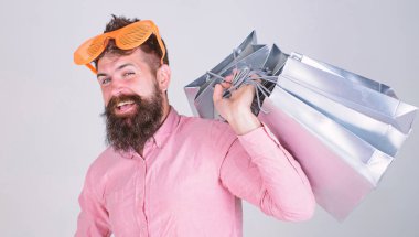 Nasıl sonraki tatil için hazır olun. Üstünde siyah Cuma alışveriş. Mutlu grup kağıt torbalar ile alışveriş. Alışveriş bağımlısı tüketici. Adam sakallı hippi giyim güneş gözlüğü tutun grup alışveriş torbaları