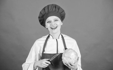 Kesim sırasında dikkatli olun. Şef gibi kesilmiş sebzeler. Kadın profesyonel şef tutun keskin bıçak. Profesyonel gibi gıda kesmek için yollar. Bıçak becerileri kavramı. Uygun bıçak seçin. Mutfak temelleri. Satın almak için en iyi bıçak