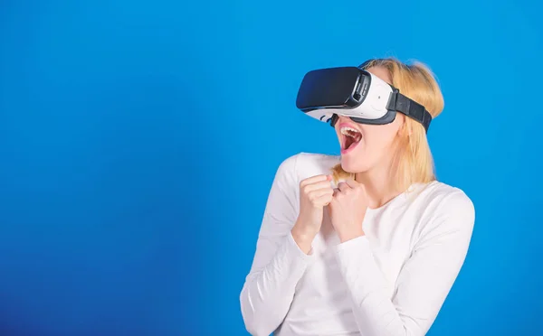 Tecnologia 3d, realtà virtuale, intrattenimento, cyberspazio e concetto di persone. Donna felice che esplora il mondo aumentato, interagendo con l'interfaccia digitale. Esperienza di realtà virtuale . — Foto Stock