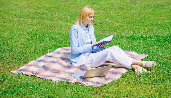 Concept d'idées d'affaires en ligne. Concept de pique-nique d'affaires. Femme avec ordinateur portable ou ordinateur portable assis sur tapis herbe verte prairie. Étapes à suivre pour démarrer une entreprise indépendante. Femme d'affaires freelance travail en plein air — Photo