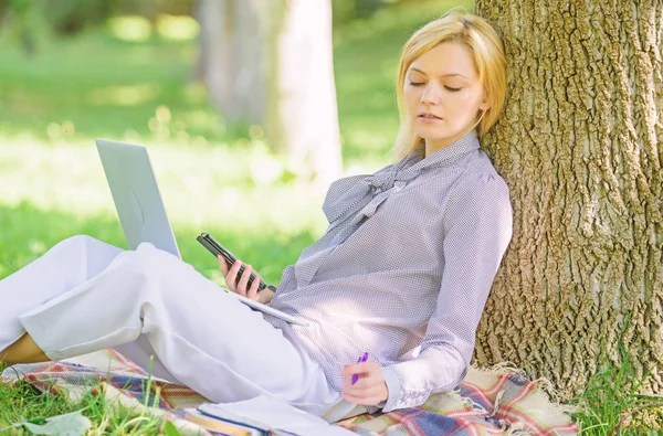 Lány kihasználja a modern technikát az üzleti. A modern technológia ad több lehetőséget megvalósítani a potenciális. Használja a digitális technológia lehetőséget. Nő a laptop és a munka a szabadban smartphone — Stock Fotó