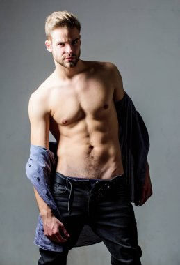 Atlet adam, saç bakımı. Spordan sonra kas eğitmeni. Çıplak gövdeli altı paket seksi adam. Seksi kaslı maço. Fitness diyeti. Arzu ve ayartma. Erkek modası ve güzelliği. Güç ve motivasyon