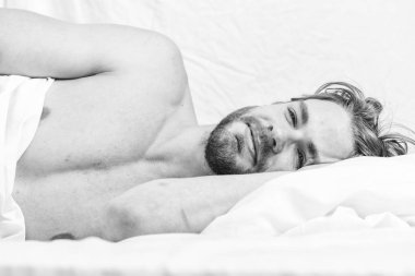 Geç sabah uyuya kalmışım. Adam yakışıklı adam sabah yatakta yatıyordu. Ipuçlarını nasıl temiz ve enerjik duygu uyandırmak. Sabah rutin ipuçları bütün gün iyi hissetmek. Nasıl kendini sabah erken kalkmak için