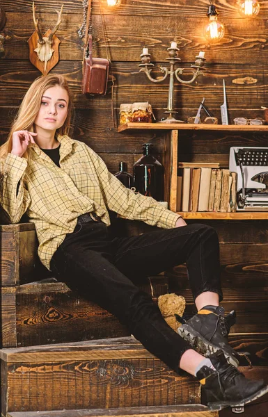 Damen på drömmande ansikte i rutiga kläder ser söt och casual. Flicka tomboy tillbringa tid i house of jakträttsinnehavare. Flicka i casual outfit i vintage träinredning. Tomboy-konceptet — Stockfoto