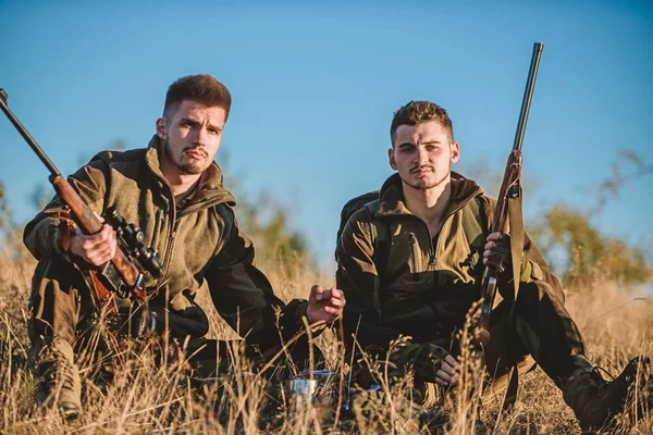 Jagen met vrienden hobby vrije tijd. Jagers met geweren ontspannen in de natuur. Jagers tevreden met drinken drinken drinken opwarmen drank vangen. Jagers vrienden genieten van vrije tijd. Rust voor echte mannen concept — Stockfoto