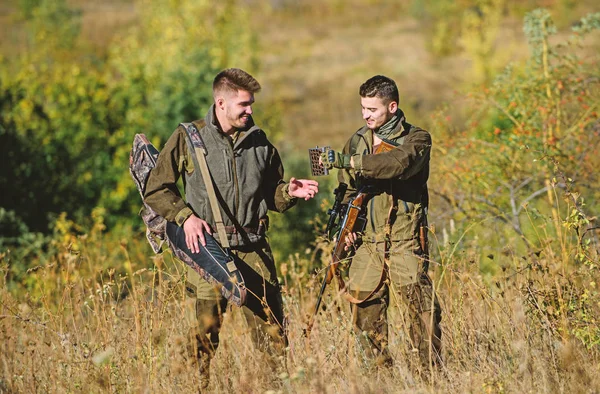 Les forces armées. Camouflage. Mode uniforme militaire. Amitié des hommes chasseurs. Compétences de chasse et équipement d'armes. Comment transformer la chasse en passe-temps. Chasseurs d'hommes avec fusil. Camp d'entraînement. Discuter des captures — Photo