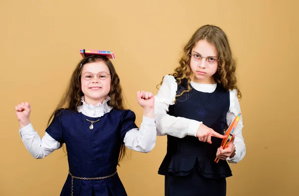 Kennisdag. Pass-examen. Stress veroorzaakt angst. Stressvolle dag op school. Onderwijs is wat overblijft nadat men is vergeten wat men op school heeft geleerd. Meisjes scholieren. Terug naar school — Stockfoto