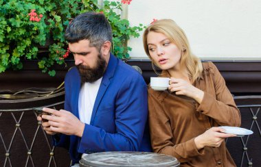 Evli ve güzel bir çift birlikte rahatlıyor. İki kafeterya terası kahve içer. Kafe terasında oturan çift kahvenin tadını çıkarıyor. Karısını aldatan gizli erkek mesajları. Hile ve ihanet. Aile hafta sonu