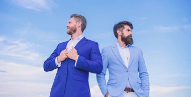 İş mavi gökyüzü arka plan ayağa. İş insanlar kavramı. İyi bakımlı bir görünüm iş itibar girişimci geliştirir. İş adamları güvenle poz sakallı. Her ayrıntılı olarak mükemmel