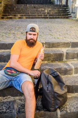 Biraz dinlenmek ve daha fazla yürüyüş. Kafkas hipster yürüyüş sırt çantası ile merdivenlerde rahatlatıcı. Sakallı adam yemek molası veriyor. Yaz tatili ve yürüyüş sezonu