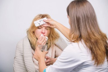 İlaç tedavisi. Tanı için hasta kadın yapma primary care doktor. Hasta bakımı ve sağlık. Tıbbi Doktor muayene hasta. Doktor ziyaret sağlıksız kadın evde