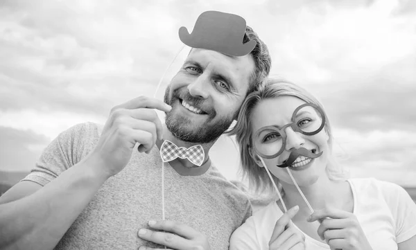 Celebration, szórakoztató és ünnepek koncepció - boldog pár jelentenek — Stock Fotó