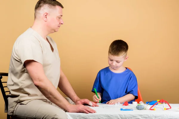 Elsősegélynyújtás. Medicine koncepció. Gyerek kis orvos Sit asztal orvosi eszközök. Egészségügyi. Orvosi vizsgálat. Fiú aranyos gyermek és apja orvosa. Kórházi munkás. Orvosi segítség. Trauma és injurie — Stock Fotó