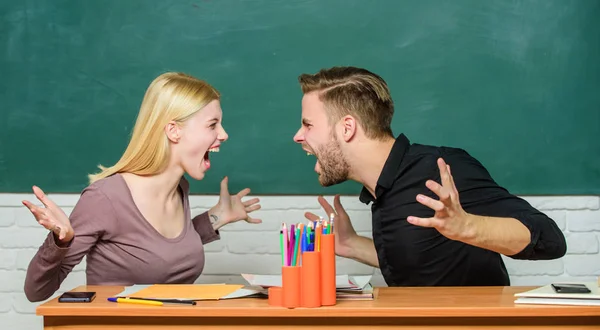 Colegas de relações. Os alunos comunicam fundo quadro-negro da sala de aula. Violência e bullying. Comunicação entre colegas de grupo. Amizade e relações. Solução de compromisso. Relações universitárias — Fotografia de Stock