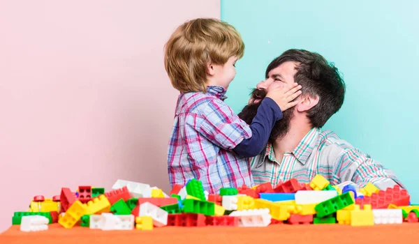 Mutlu aile eğlence. Babamla birlikte oynayan küçük bir çocuk. baba ve oğul oyun oynar. renkli yapıcı ile ev bina. çocuk gelişimi. Yapabiliriz. Çocukluk ve mutluluk — Stok fotoğraf