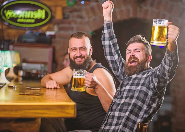 Conceito de cerveja refrescante. Hipster homem brutal bebendo cerveja com amigo no balcão do bar. Homens bêbados relaxando se divertindo. Bebidas alcoólicas. Amigos relaxando no pub com cerveja. Homens bebendo cerveja juntos — Fotografia de Stock