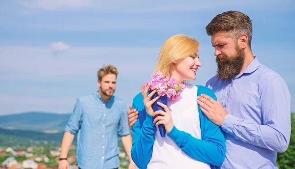 Ex pareja viendo chica comienza relaciones de amor feliz. Pareja en el amor citas al aire libre día soleado, fondo del cielo. Deja atrás el pasado. Pareja con ramo de cita romántica. Ex marido celoso de fondo —  Fotos de Stock