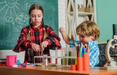 Okul kimya laboratuvarı. Laboratuvar Araştırması - Kimyasal test için bilimsel proje. Okula geri dön. Bilim ve eğitim. Kimya laboratuvarı. mutlu çocuklar. okulda çalışma.