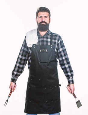 Kavurma ve yemek ızgara. Pişirme aletleri Barbekü bir dakika dostum. Açık havada et kavurma için araçları. Piknik ve barbekü. Park et pişirme. Barbekü ustası. Sakallı hippi giyim önlük Barbekü için