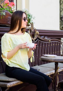 Sabah kahvesi. Randevu bekliyorum. Bardaklı şık bir kadın kahve içer. Günaydın. Kahvaltı vakti geldi. Kız kafede dinleniyor. İş yemeği. Yaz moda güzeli. Kafede buluşacağız. Ne güzel bir sabah.