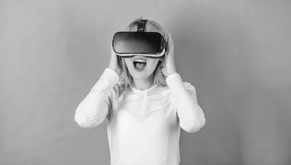 A nő a virtuális valóság szemüveg. Nő a virtuális-valóság sisak. Boldog asszony feltárása bővített világban, egymásra hatók-val digitális interfész. Virtualitás szemüveg. — Stock Fotó