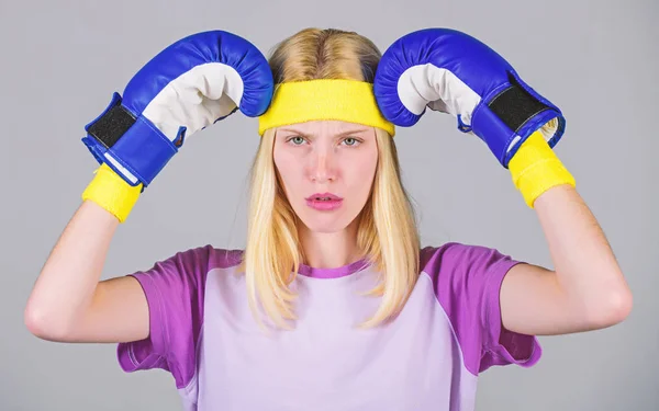 Dor de cabeça. Luvas de boxe menina cansado para lutar. Mulher forte sofre de dor. Menina rosto doloroso abraçar a cabeça com luvas de boxe. Remédios para dores de cabeça. Conceito de dor de cabeça. Mantenha a calma e se livrar da dor de cabeça — Fotografia de Stock