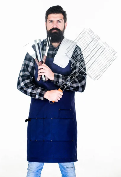 Barbecue. Tablier d'usure hipster barbu pour barbecue. Torréfaction et grillage des aliments. Homme tenir ustensiles de cuisine barbecue. Outils pour rôtir la viande à l'extérieur. Pique-nique et barbecue. Conseils pour cuisiner la viande — Photo